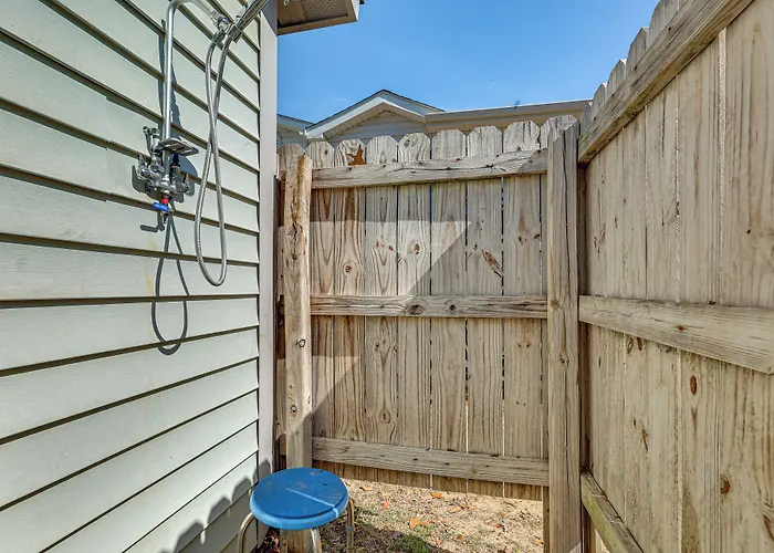 Oak Island Home W/ Fenced Yard, Walk To Long Beach