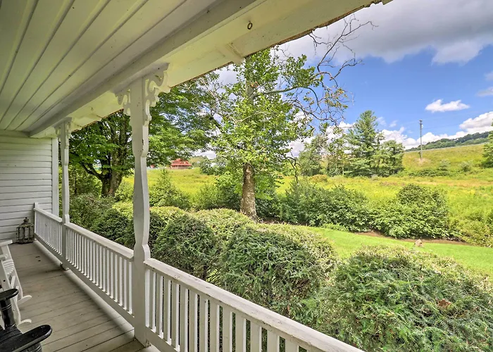 'Lil Red Hen' Cottage In The Boone Area W/ Hot Tub