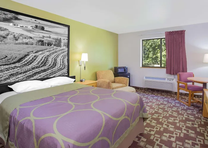 Super 8 By Wyndham Independence Ia