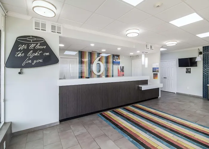 Motel 6 Groves, Tx