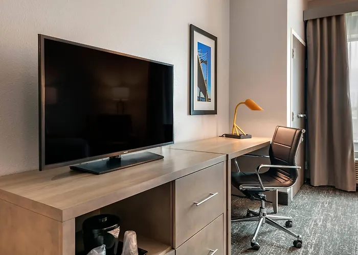 Comfort Inn & Suites Jacksonville - Orange Park Near Naval Air Station