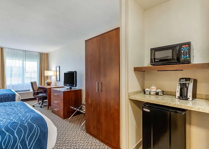Comfort Inn & Suites Near Route 66