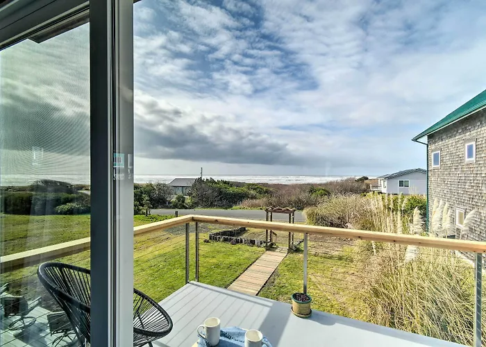 Coastal Retreat: Deck, Ocean Views + Walk To Beach