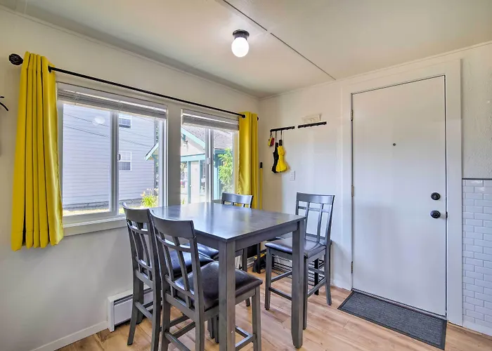 North Bend Home W/ Cornhole Court & Putting Green