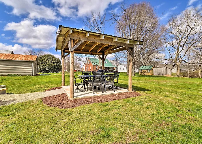 Charming Cave City Vacation Rental W/ Fire Pit!