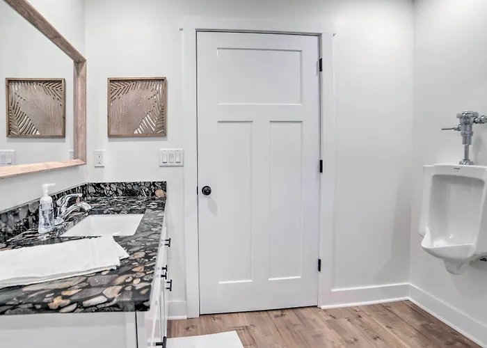 Newly Built Gilletts Lake Gem: Dock & Hot Tub