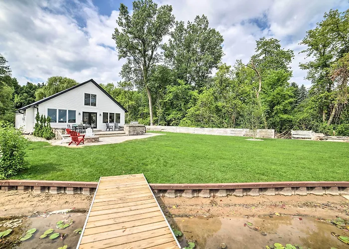 Newly Built Gilletts Lake Gem: Dock & Hot Tub