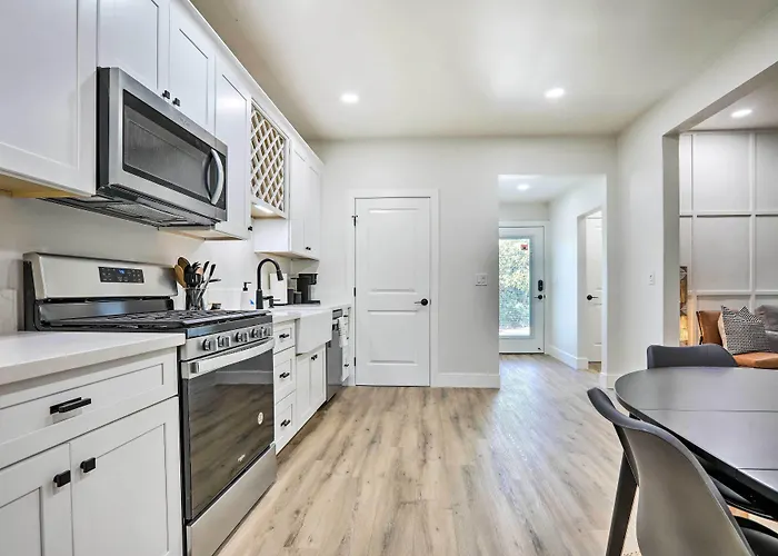 Boho-Chic Folsom Retreat: Walkable Location!