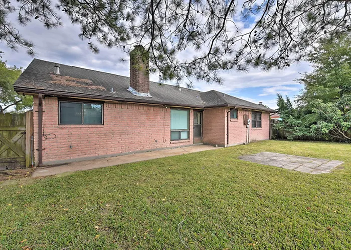 Pet-Friendly Missouri City Home W/ Fenced-In Yard!