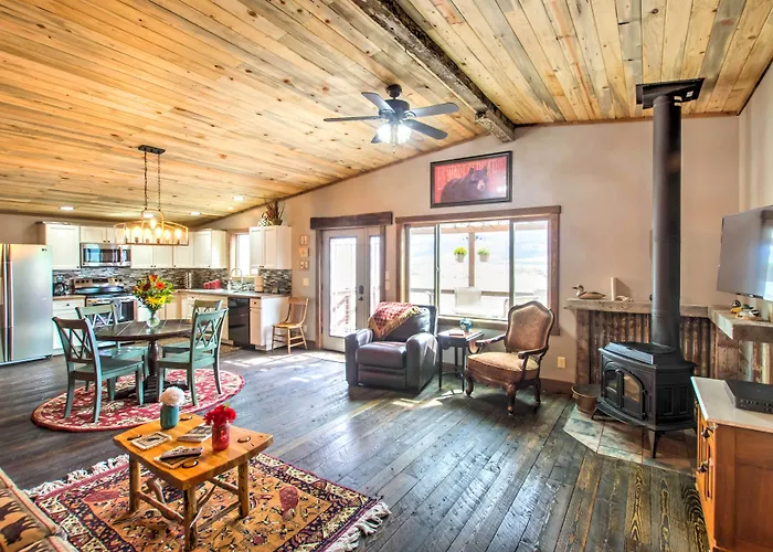 Lovely Livingston Loft W/ Mountain & River Views!