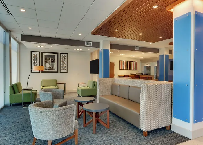 Holiday Inn Express & Suites - Roanoke - Civic Center