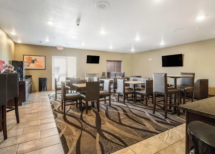 Cobblestone Hotel & Suites - Newport
