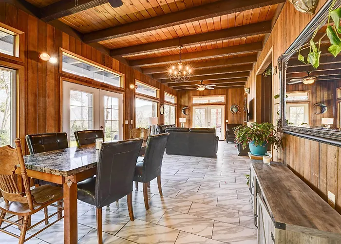 Pet-Friendly Grants Pass Home W/ Hot Tub!