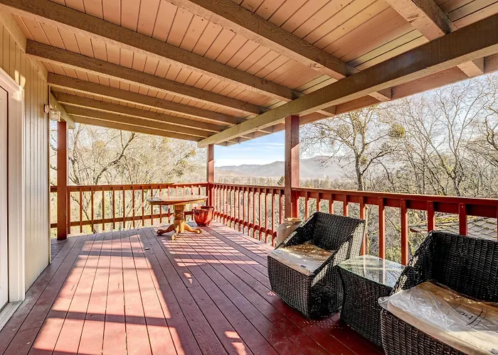 Pet-Friendly Grants Pass Home W/ Hot Tub!