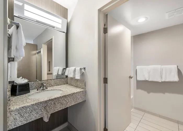 Comfort Inn & Suites Bethlehem Lehigh Valley Airport