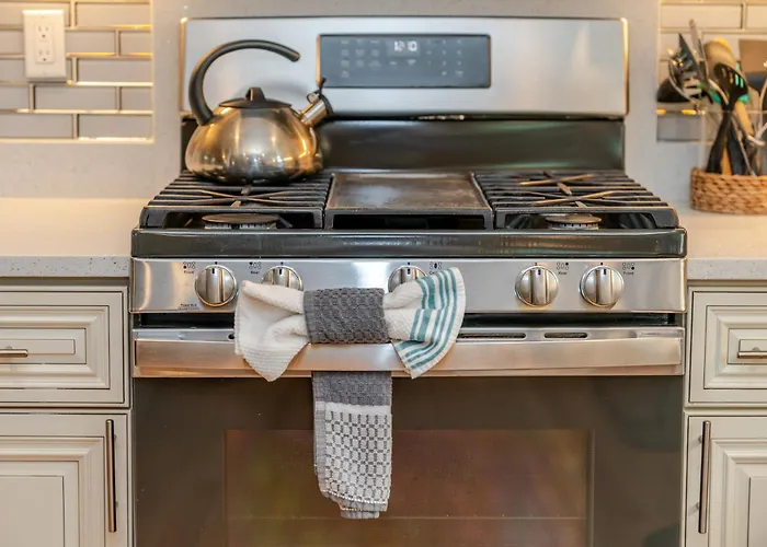 Peaceful 5Br & 4Ba Quincy House W Patio, Near Red Line & Pet Friendly 284