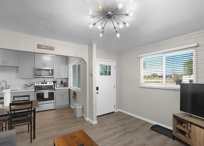 Spacious 2Br Condo, Steps To Downtown Gilbert, King Bed & Laundry