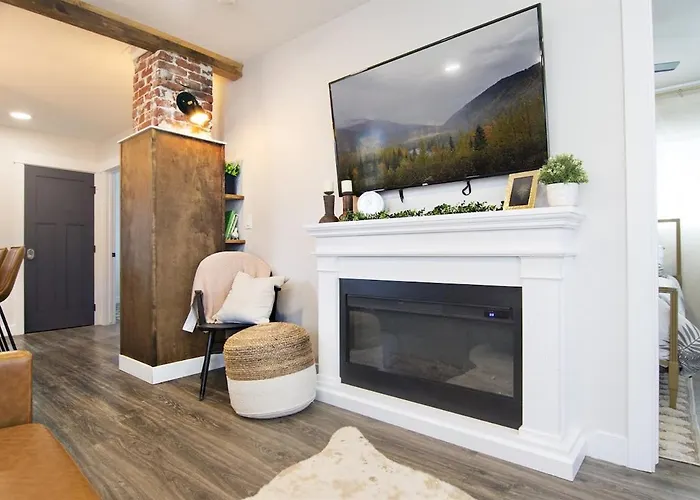 Modern Gatsby 2B15B Caldwell Near Golf Course!