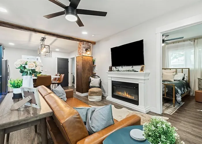 Modern Gatsby 2B15B Caldwell Near Golf Course!