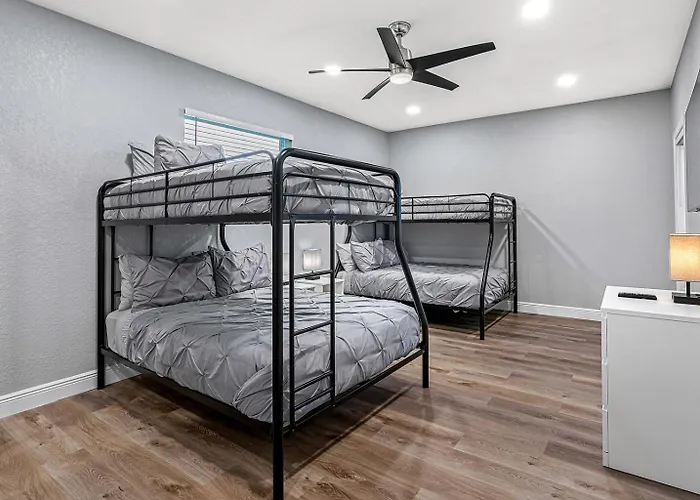 Renovated 3Br, Fenced Yard, Brandon Sleeps 8, 20 Min To Tampa, Monthly Ok