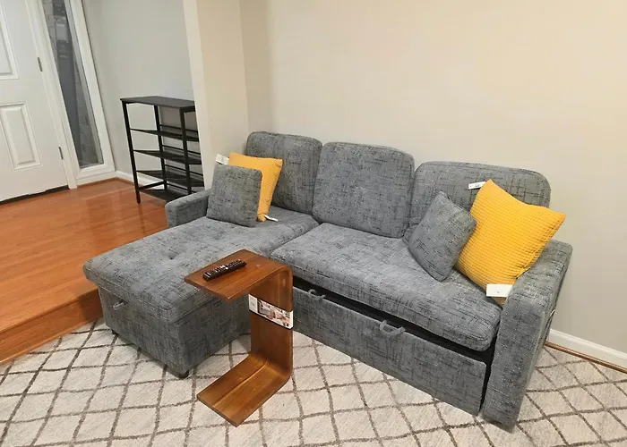 Nice 3 Bdr 2 Bath Near Airport, Train With Plus Wifi And Parking