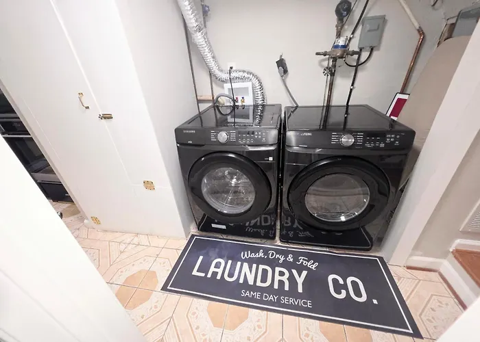 Nice 3 Bdr 2 Bath Near Airport, Train With Plus Wifi And Parking