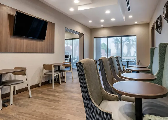 Comfort Suites Fort Lauderdale Airport & Cruise Port