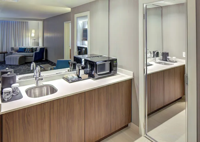 Courtyard By Marriott Appleton Riverfront