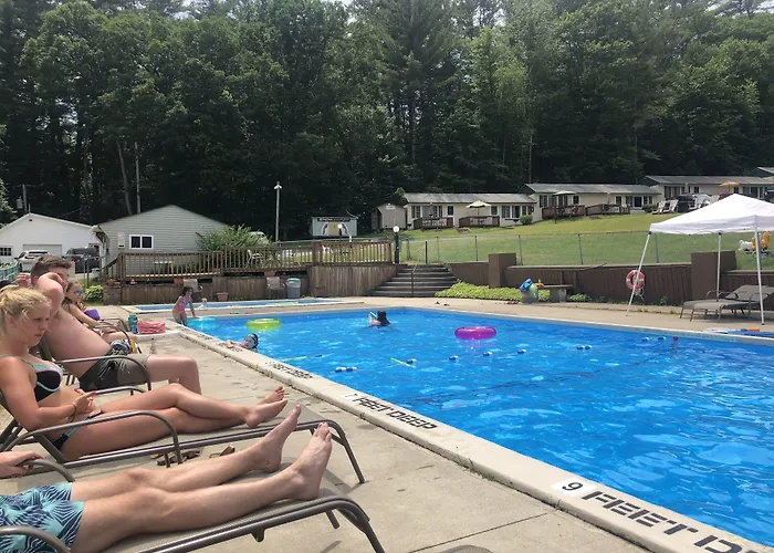 Hill View Motel And Cottages
