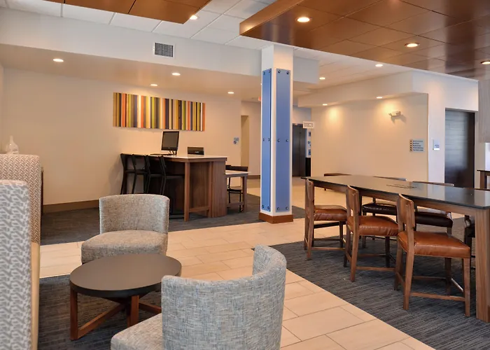 Holiday Inn Express & Suites Farmington Hills - Detroit By Ihg