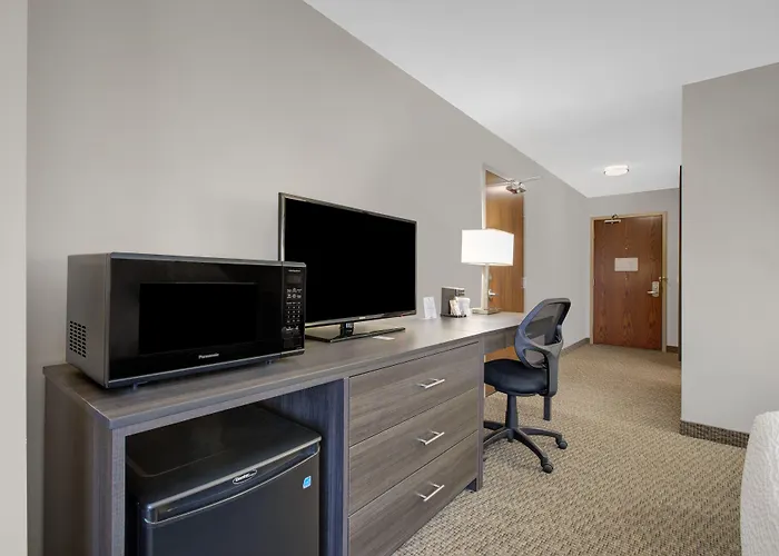 Days Inn & Suites By Wyndham Lindsay