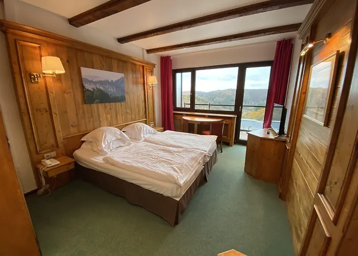Logis Hotel-Restaurant Aux Trois Roses