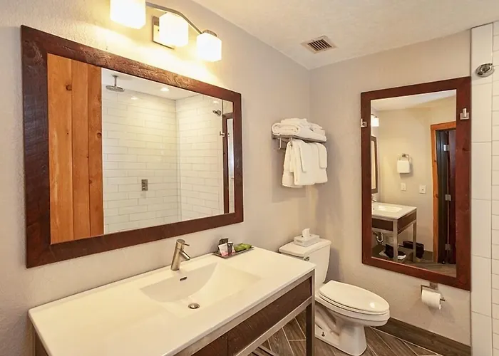 Cove Point Lodge