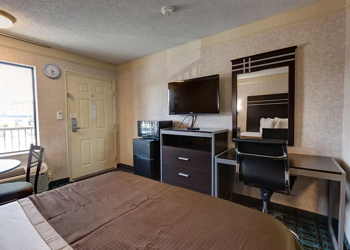 Deluxe Inn - Fayetteville I-95