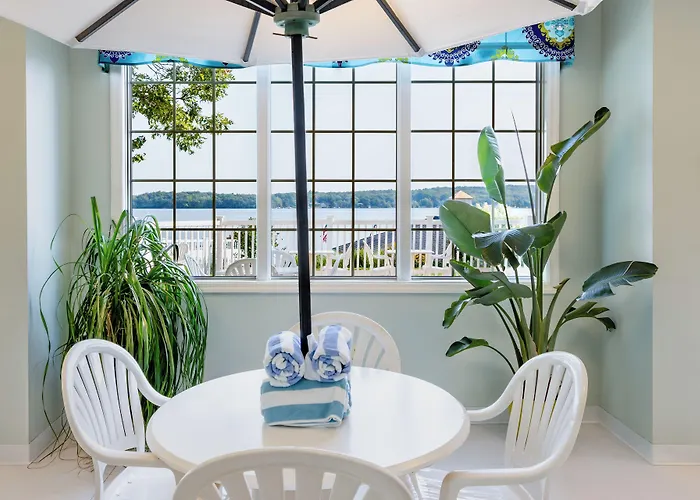 Bay Pointe Inn