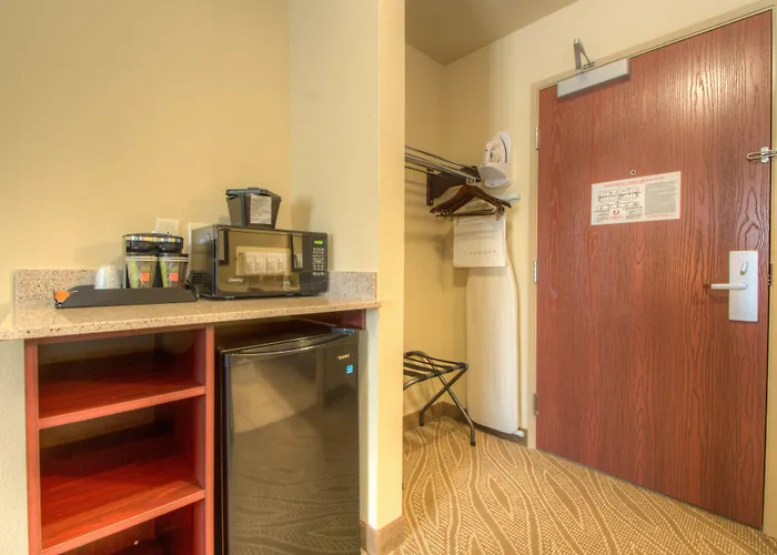 Cobblestone Inn & Suites - Holyoke