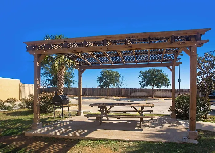 La Quinta By Wyndham Pearsall