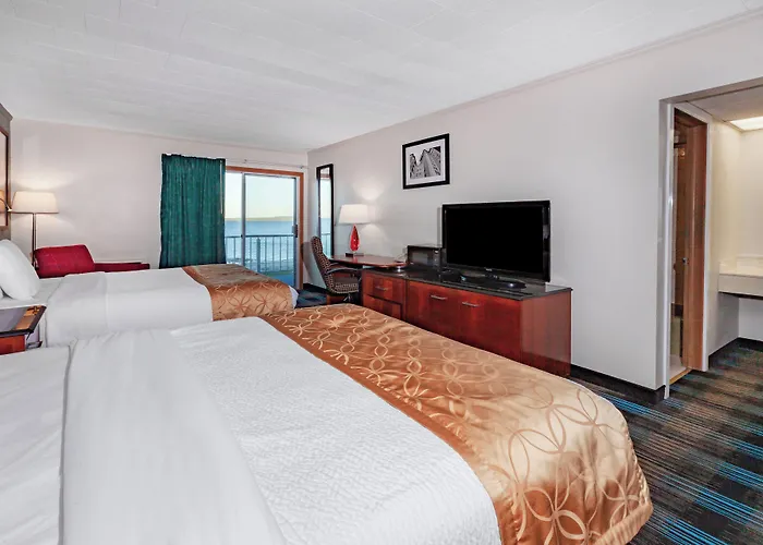 Days Inn & Suites By Wyndham St. Ignace Lakefront