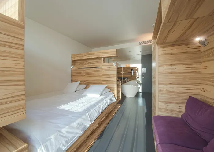 D-Hotel
