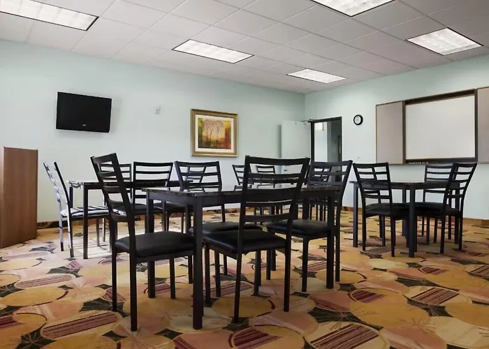 Days Inn & Suites By Wyndham Columbus Ne