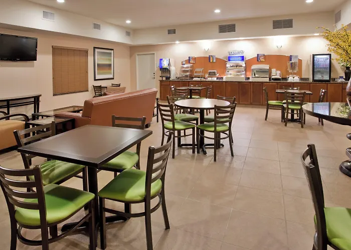 Holiday Inn Express & Suites North