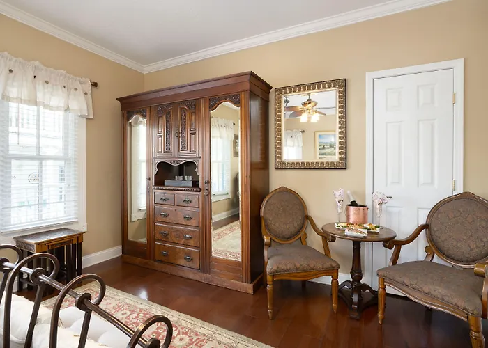 Bayfront Westcott House Bed & Breakfast