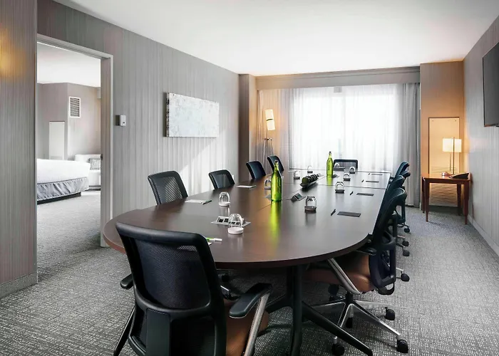 Courtyard By Marriott Indianapolis Downtown
