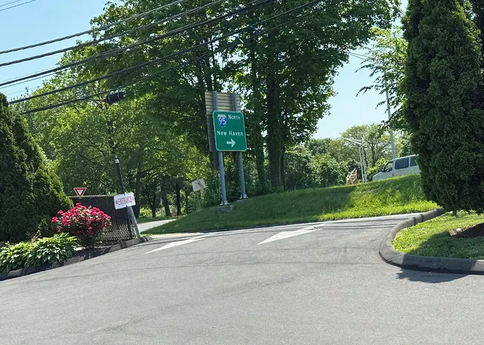 Red Carpet Inn - Stamford