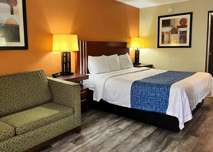 Travelodge By Wyndham Seymour