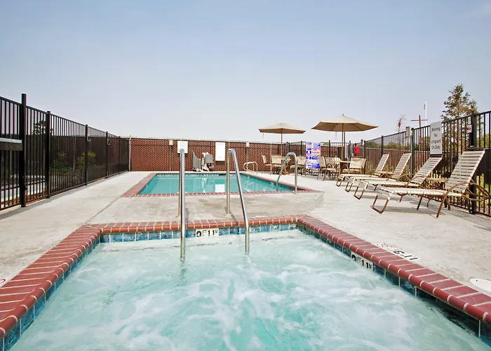 Holiday Inn Express & Suites Dinuba West By Ihg
