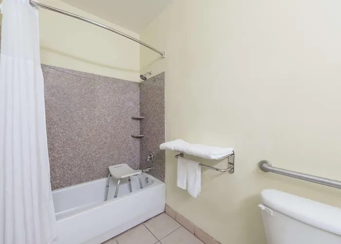 Days Inn & Suites By Wyndham Cleburne Tx