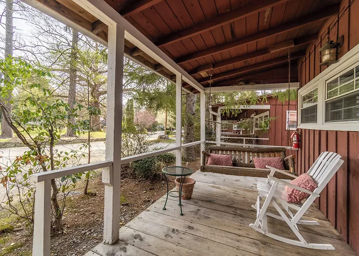 Highland Lake Inn & Resort - Flat Rock