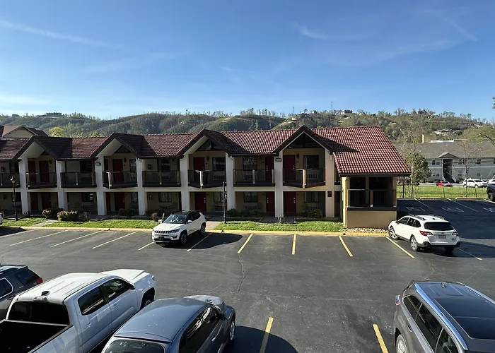 Super 8 By Wyndham Downtown Gatlinburg At Convention Center