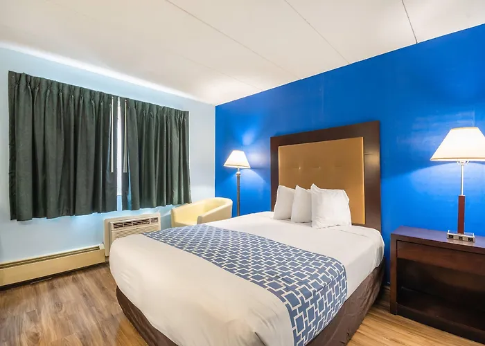 Econo Lodge Inn & Suites Windsor Locks Bradley Airport